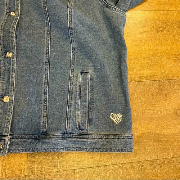 Quacker Factory Dream Jeannes Light Wash Studded Heart Denim Jacket Size L NWT - Picture 5 of 7